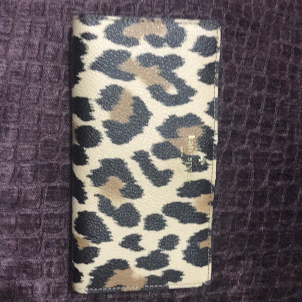 Kate Spade uses wallet